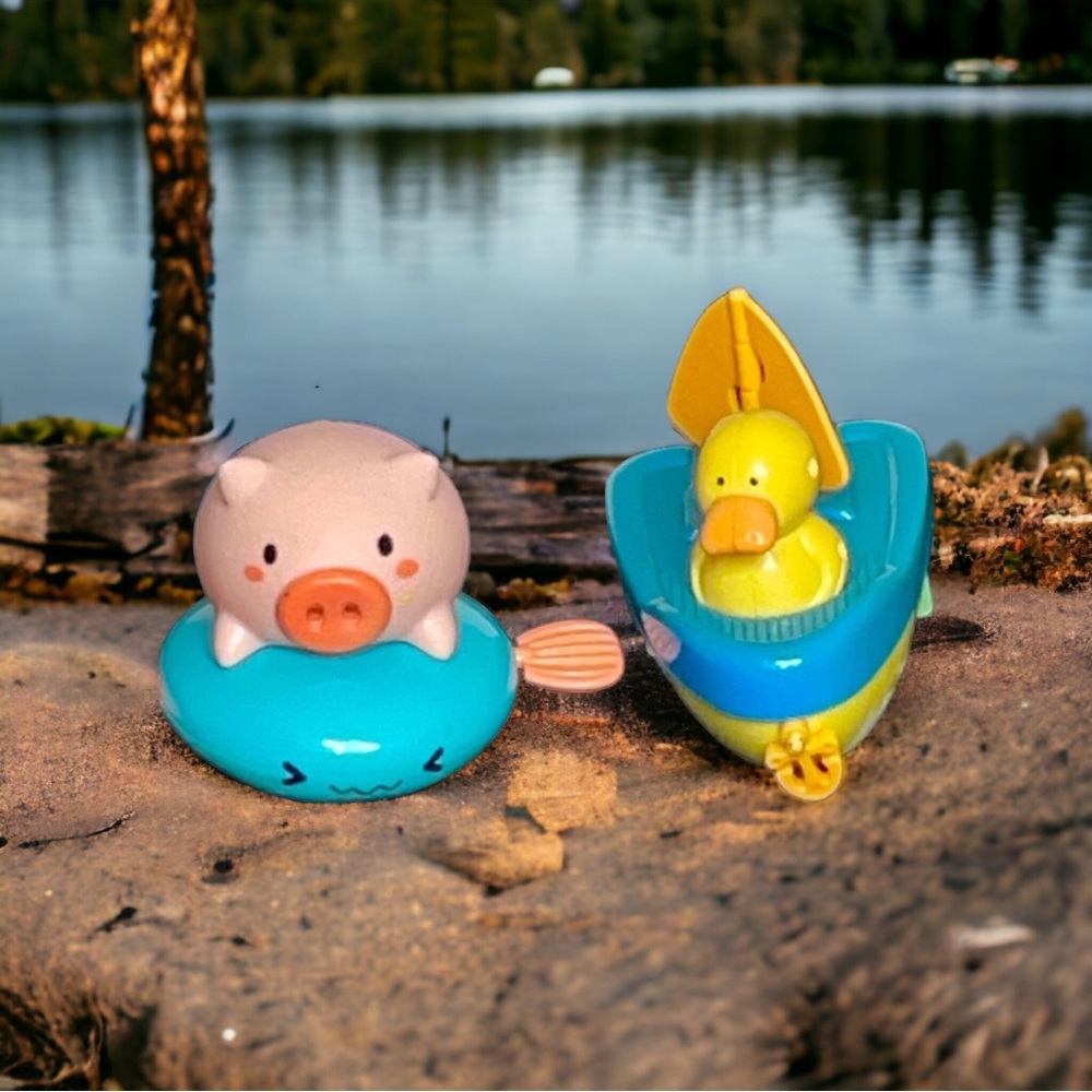 Duck & Pig on a ride‎
